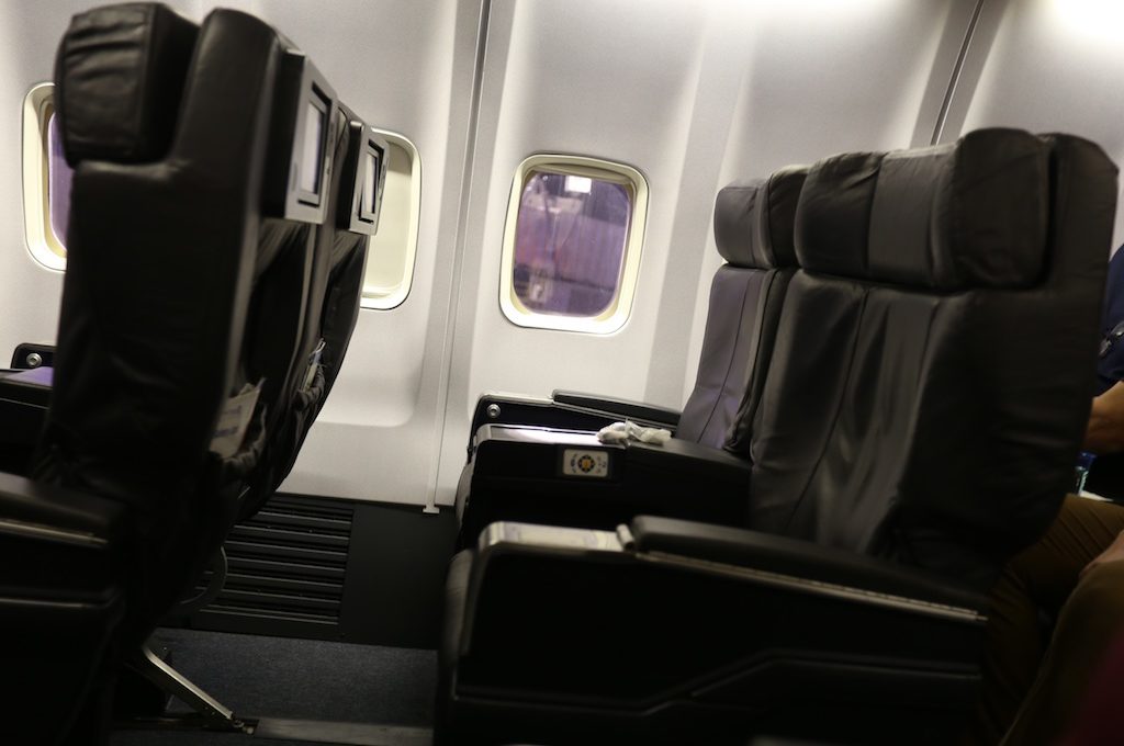 United airlines first class seats with screens
