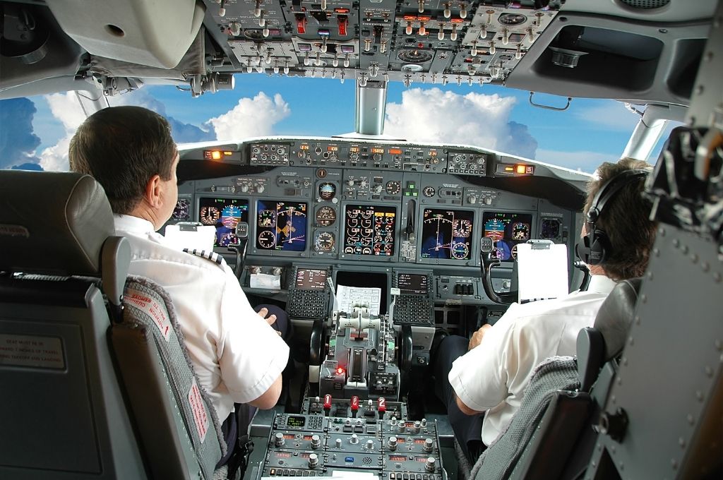 Do Airline Pilots Carry Guns In The Cockpit 2022 UponArriving