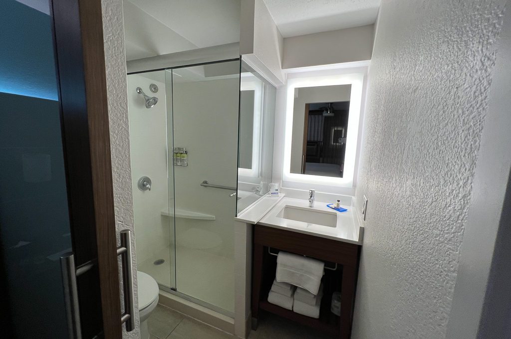 Holiday Inn Express Waikiki bathroom