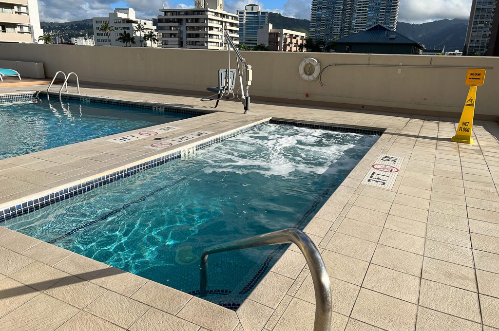 Holiday Inn Express Waikiki pool