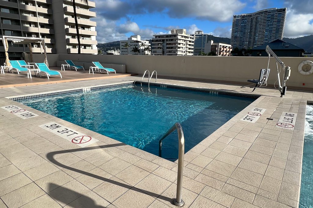 Holiday Inn Express Waikiki pool