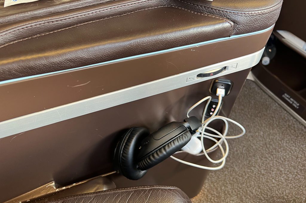 Hawaiian Airlines First Class A330 seat control usb