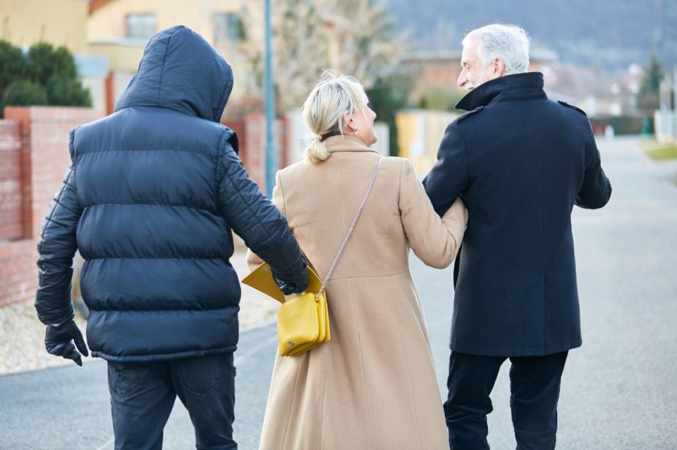 Can You Wear Jewelry Through Airport Security? [2022] UponArriving