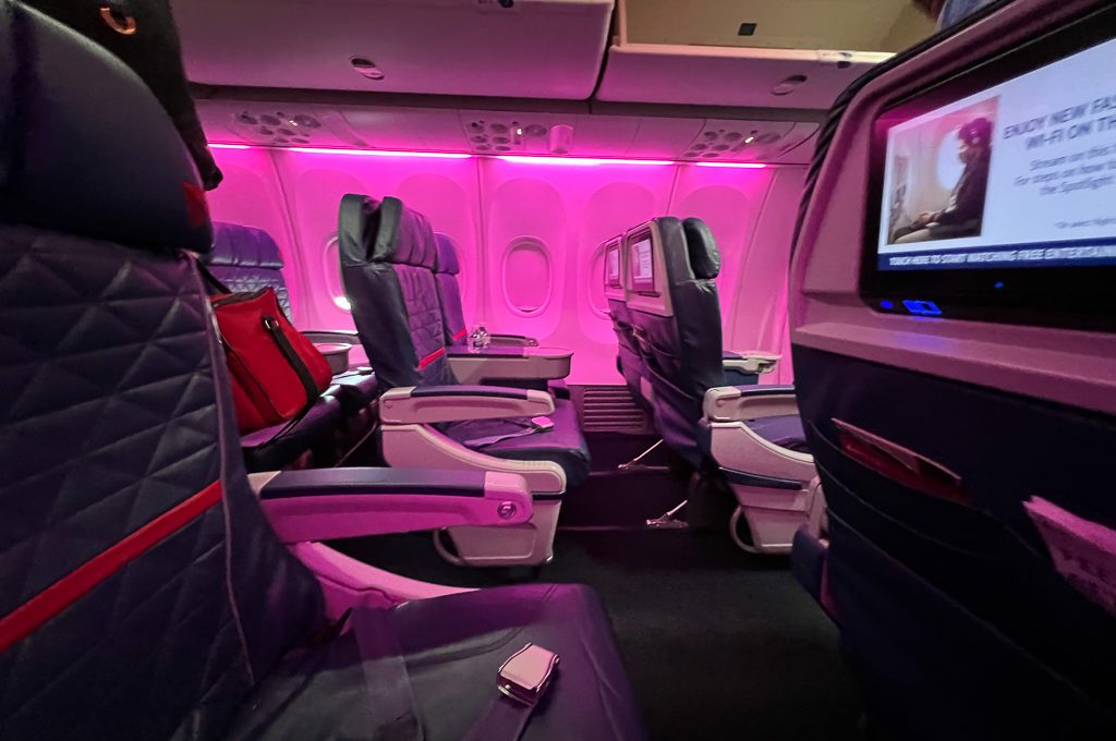 737-900 first class cabin