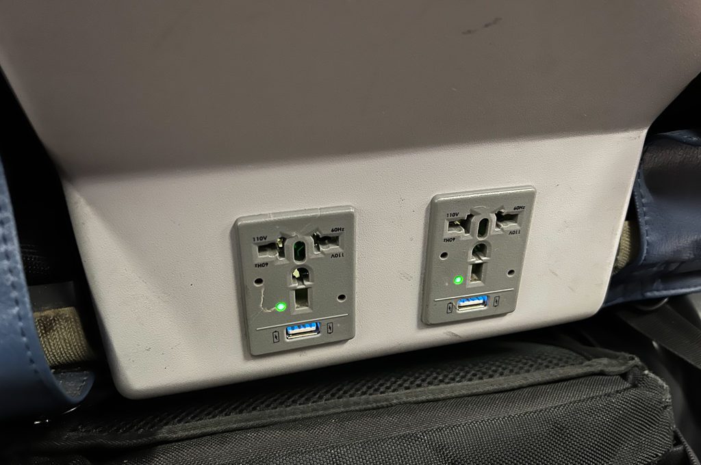 Delta First Class cabin A321-200 power outlets