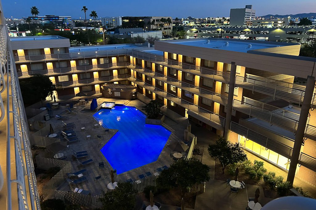 DoubleTree Suites by Hilton Hotel Phoenix pool