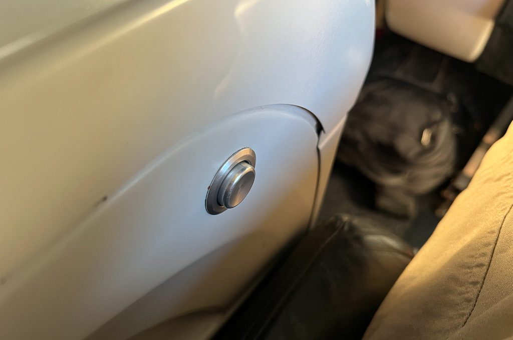 Alaska airlines first class 737-900 MAX seat controls