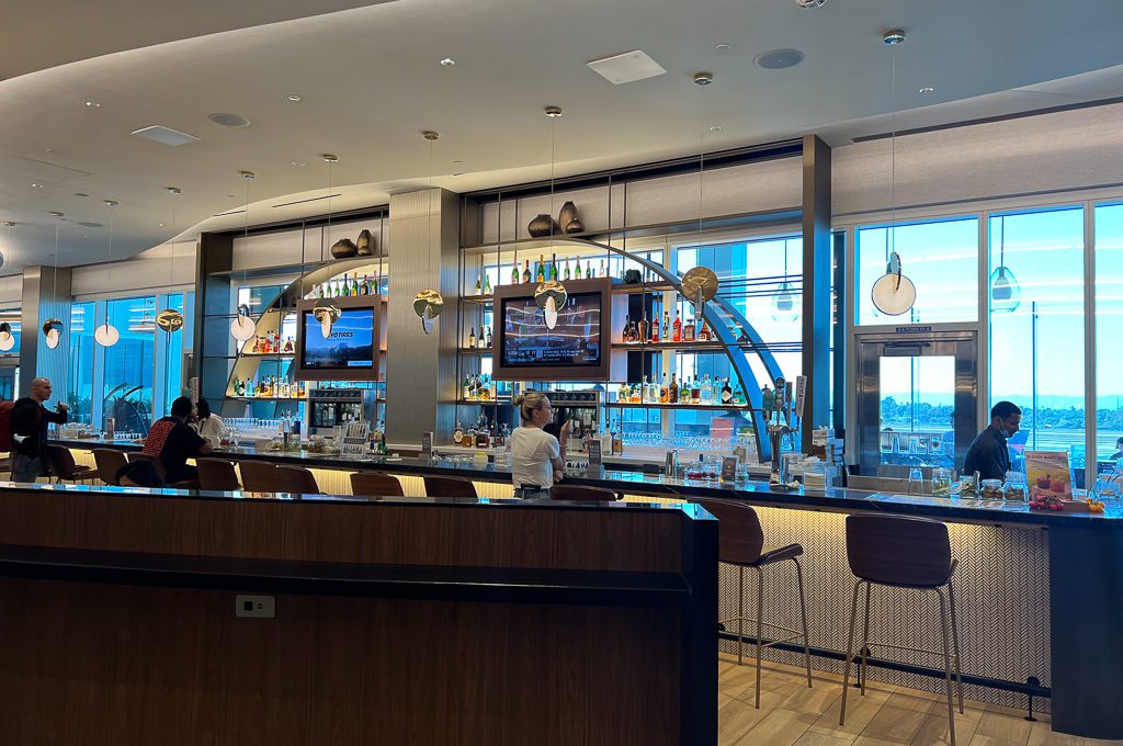 Delta Sky Club LAX bar