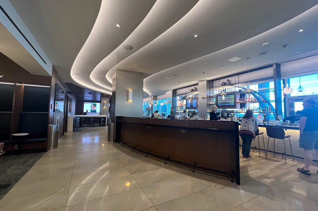 Delta Sky Club LAX bar