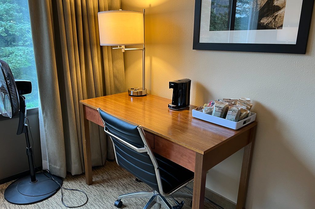 Four Points by Sheraton Juneau king room desk