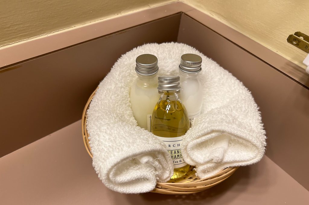 Glacier Bay Lodge cabin bathroom