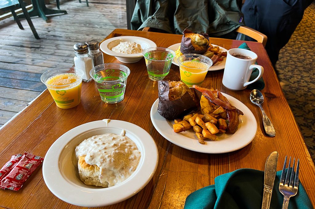 Glacier Bay Lodge Fairweather restaurant breakfast