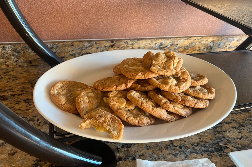 Marriott Seattle Airport lounge snacks