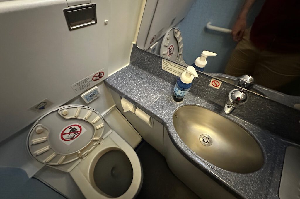 JetBlue A321 Classic Mint lavatory