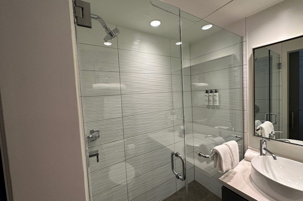 Hotel Colonnade Coral Gables bi level room bathroom