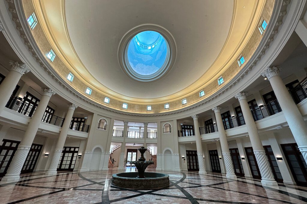 Hotel Colonnade Coral Gables interior