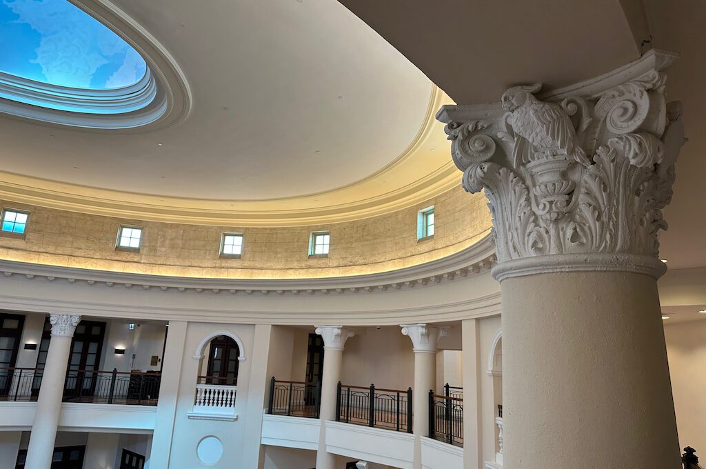 Hotel Colonnade Coral Gables interior