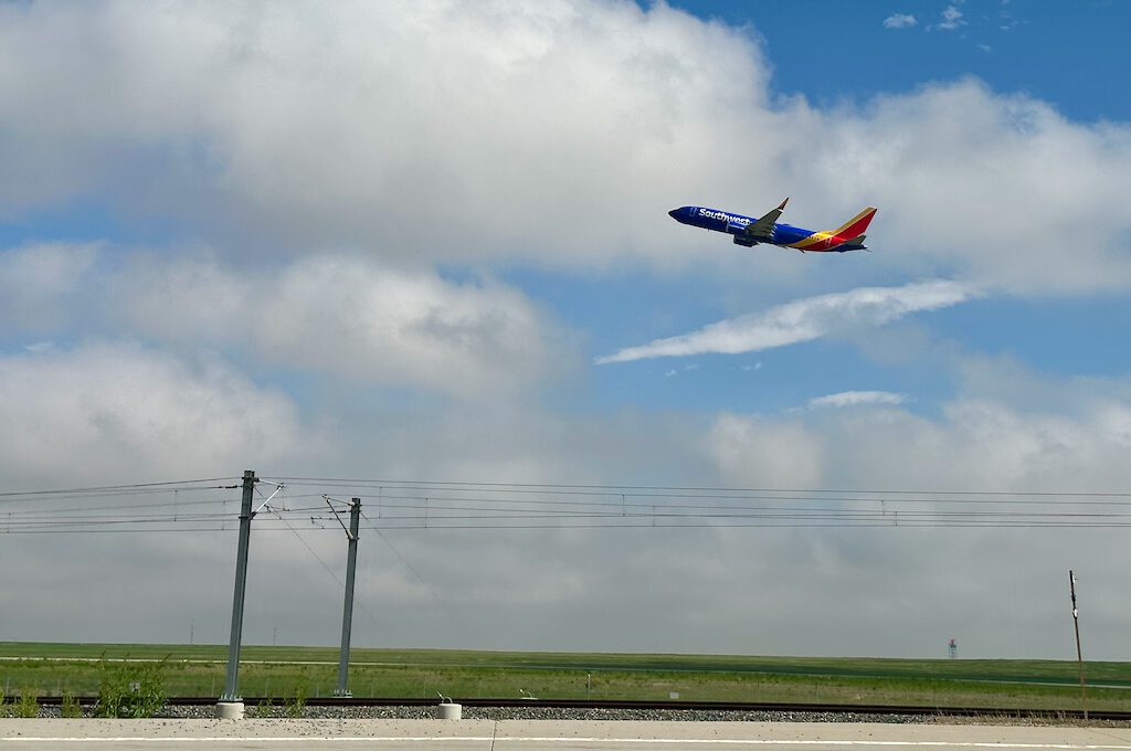 Cell Phone Waiting Lot final approach plane spotting