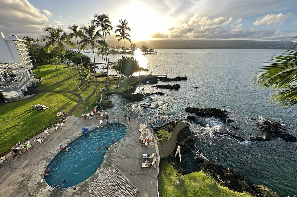 Hilton DoubleTree Hilo pool area