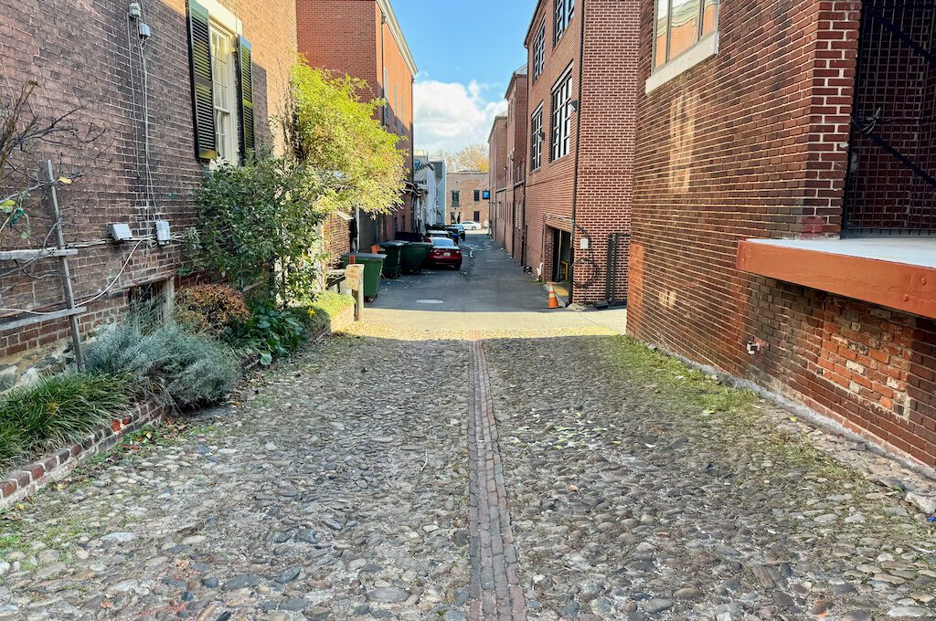 Captains Row in Old Town Alexandria alleyway