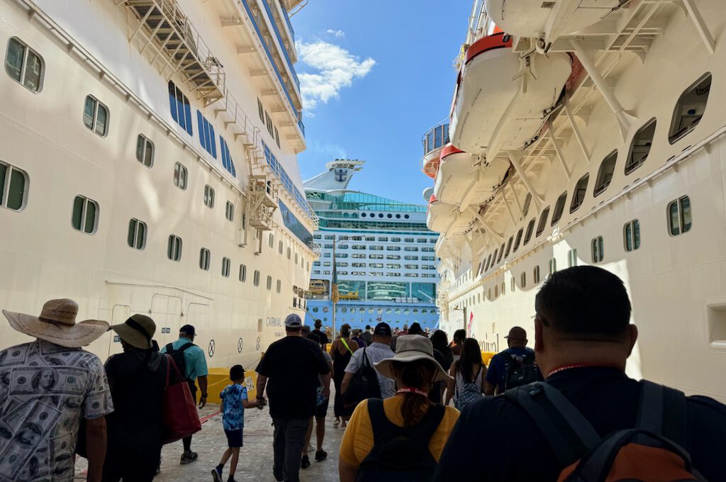 Cruise ship crowd