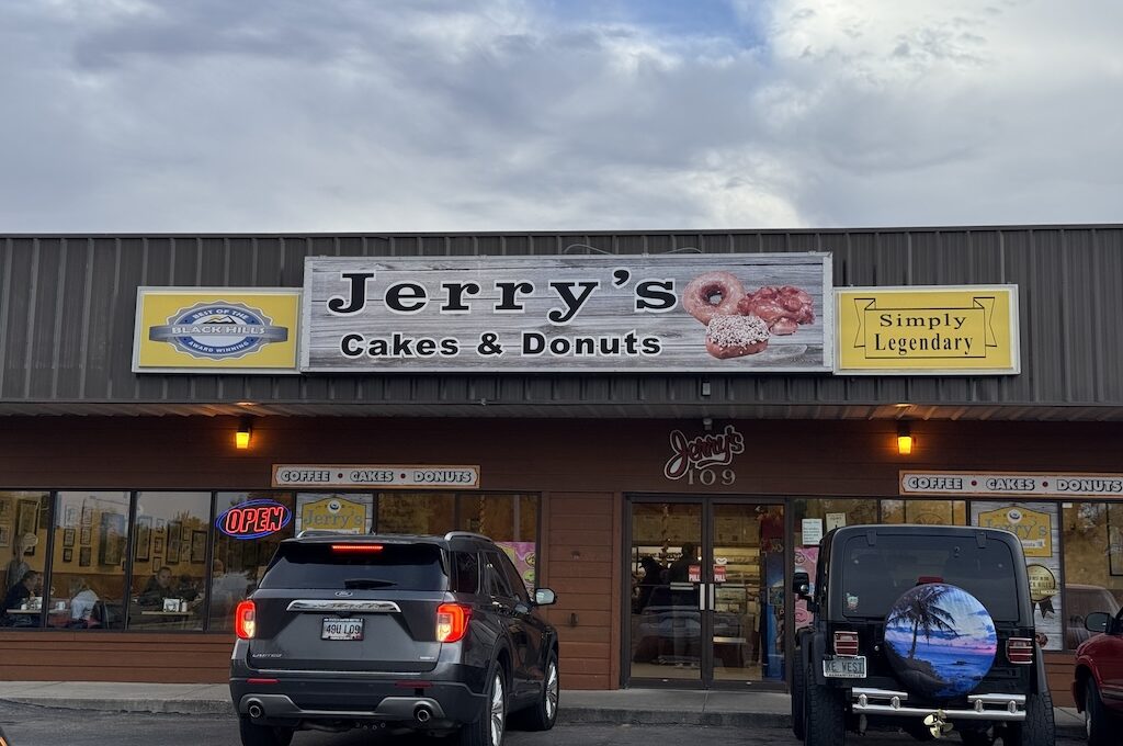 Exterior Jerry’s Cakes & Donuts