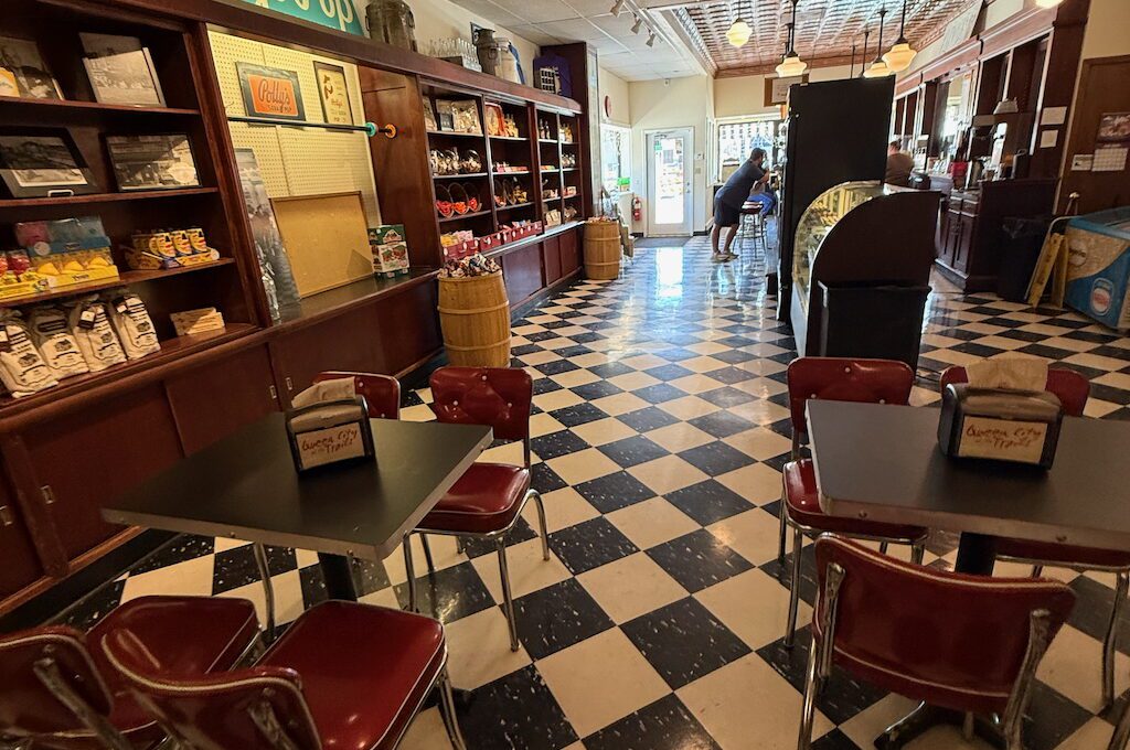 Clintons soda fountain inside