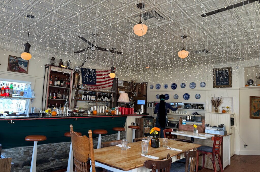 Liz's Cafe, Anybody's Bar interior