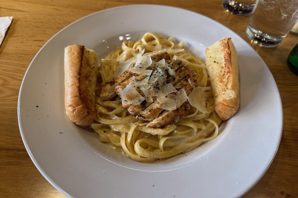 Chicken fettuccine with garlic beard 