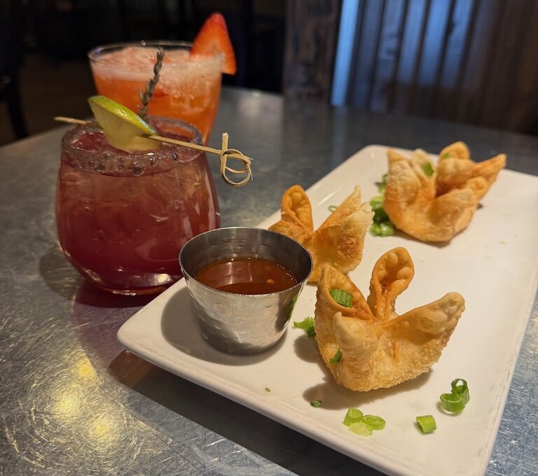 Wontons with peach ponzu sauce and two drinks with fruit