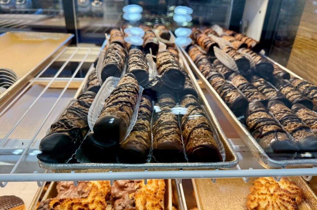 Schat’s Bakery cannolis